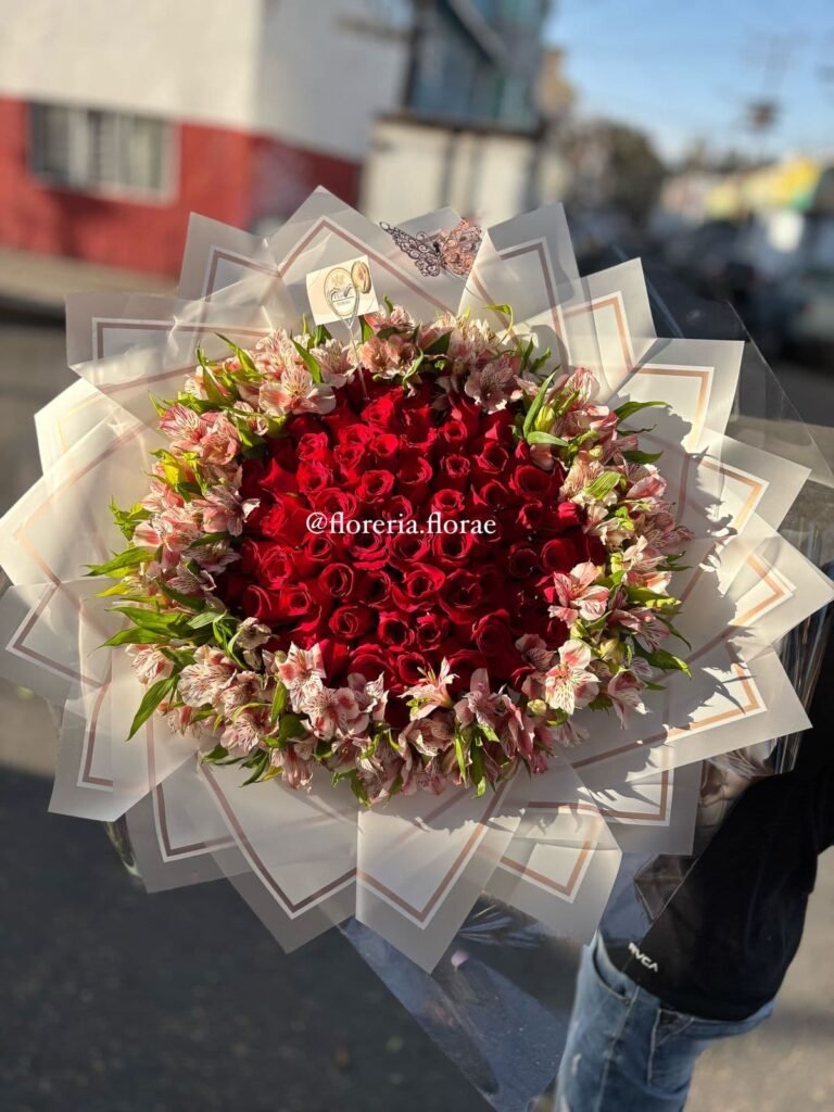 ramo de 70 rosas rojas con astromelias