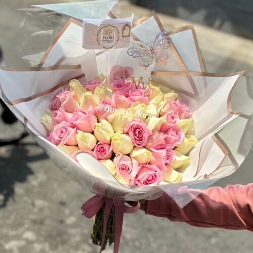 ramo 50 rosas combinadas blancas y rosas
