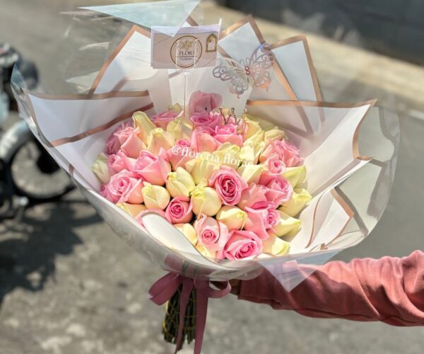 ramo 50 rosas combinadas blancas y rosas