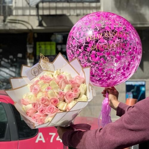 ramo 50 rosas combinadas y globo rosa