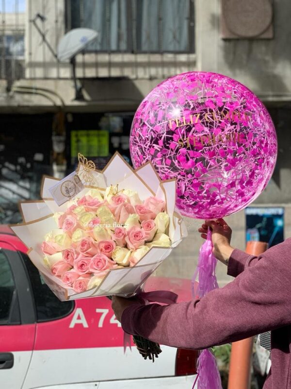 ramo 50 rosas combinadas y globo rosa