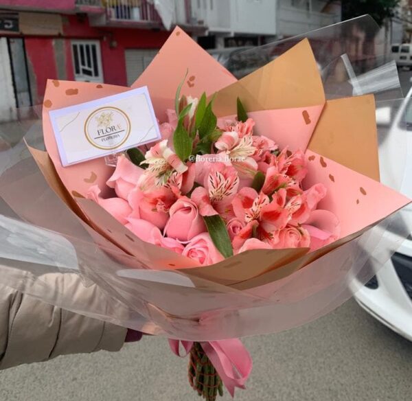 ramo 24 rosas con astromelias