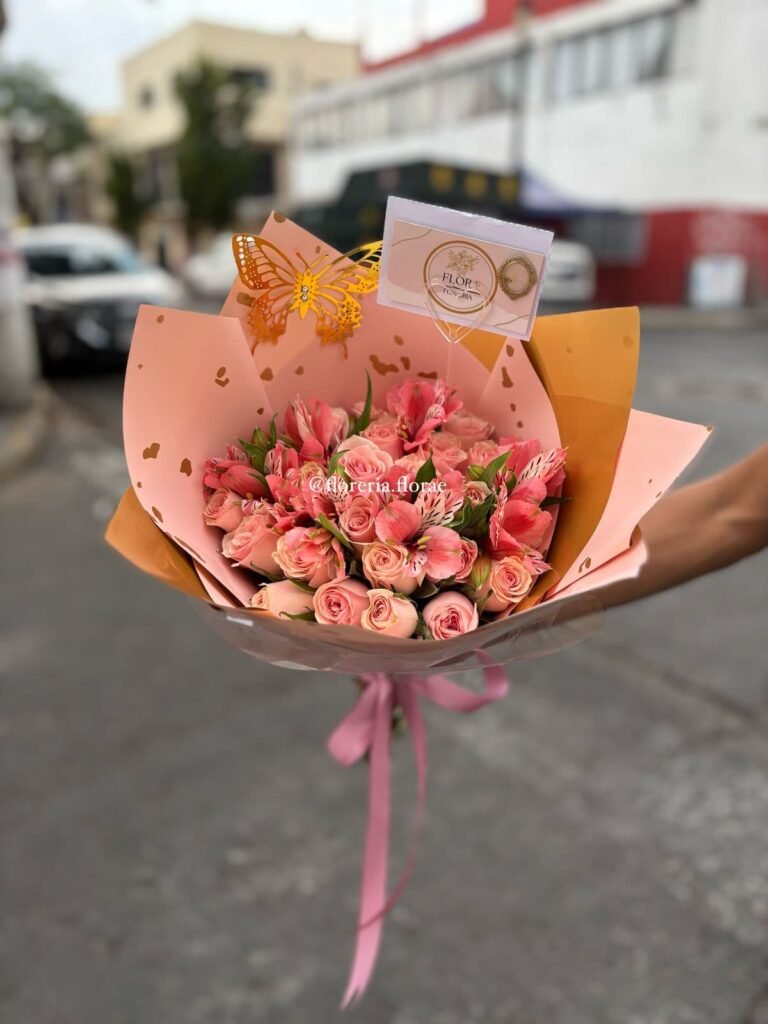 ramo 24 rosas con astromelias