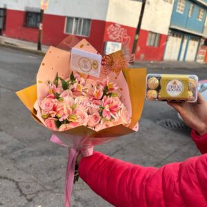 ramo de 24 rosas con astromelias