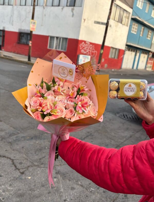 ramo de 24 rosas con astromelias