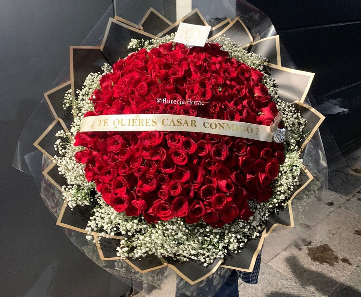 VALIOSO AMOR NOCHE ramo 200 rosas propuesta matrimonio