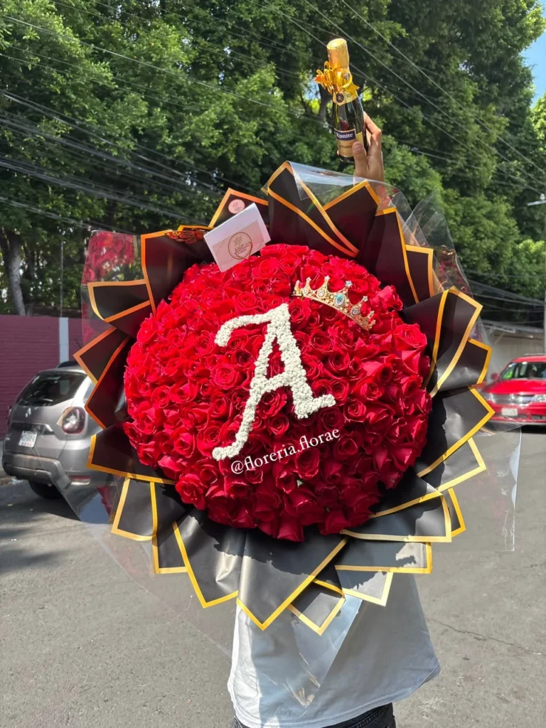 Ramo buchón de 160 rosas rojas con inicial personalizada formada por flor nube y tiara.