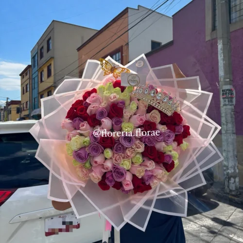 Ramo buchón de 100 rosas combinadas en tonos rojo, rosa, lila y blanco con tiara.