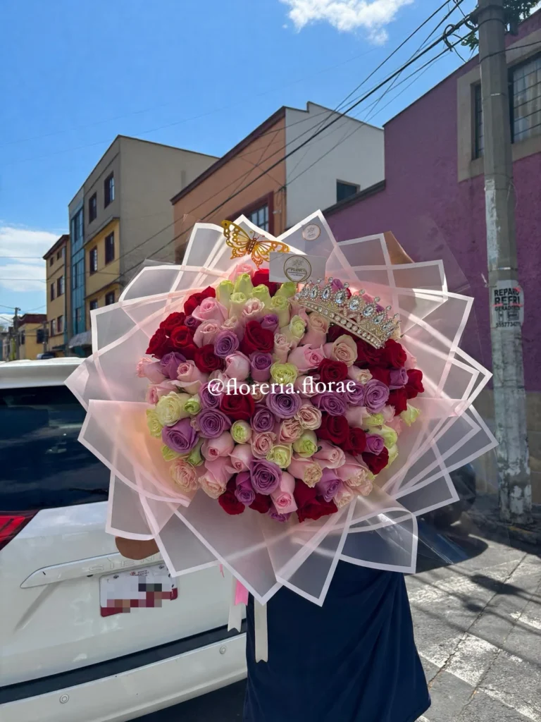 Ramo buchón de 100 rosas combinadas en tonos rojo, rosa, lila y blanco con tiara.