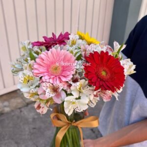 jarron con astromelias y gerberas
