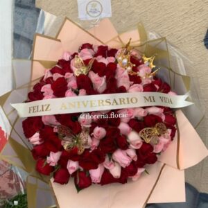 ramo de 150 rosas combinadas con corona y liston