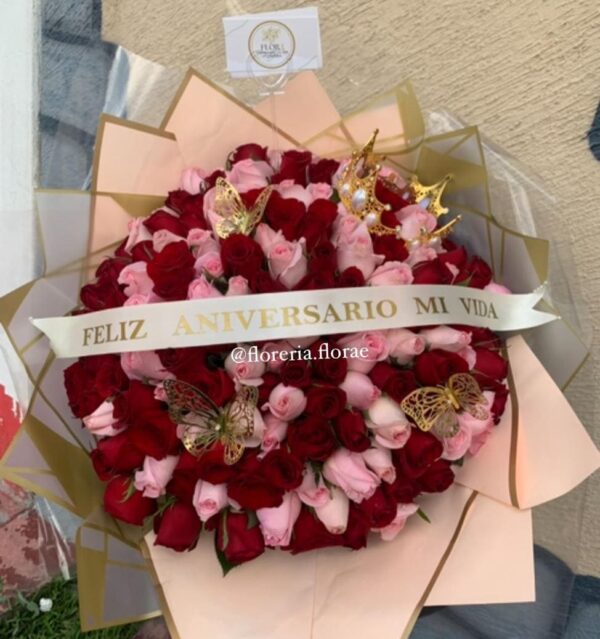 ramo de 150 rosas combinadas con corona y liston