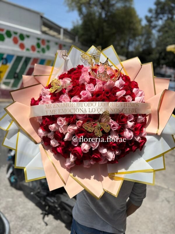 ramo 150 rosas combinadas mas corona y liston