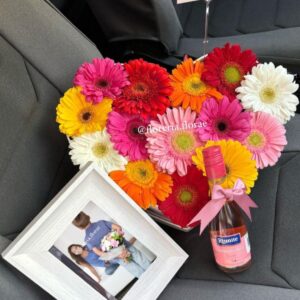 caja corazon con gerberas mini vino y porta retratos