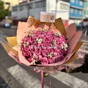 Ramo de 50 rosas moradas con flor nube