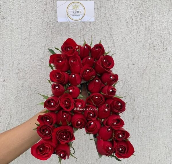 inicial con rosas