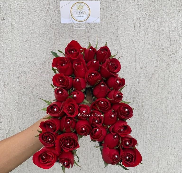 inicial con rosas
