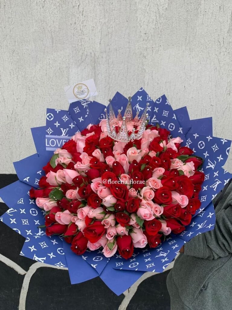 ramo 150 rosas combinadas con corona