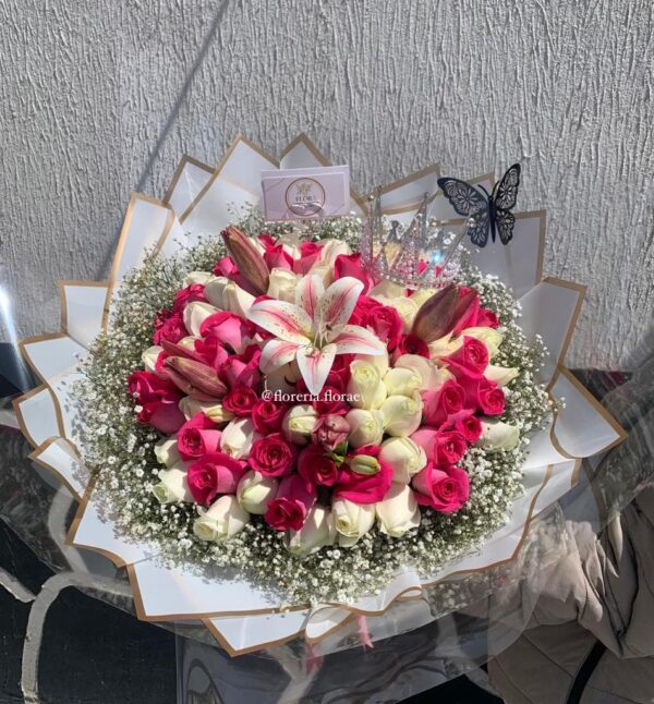 ramo 90 rosas con flor nube y lirios con corona