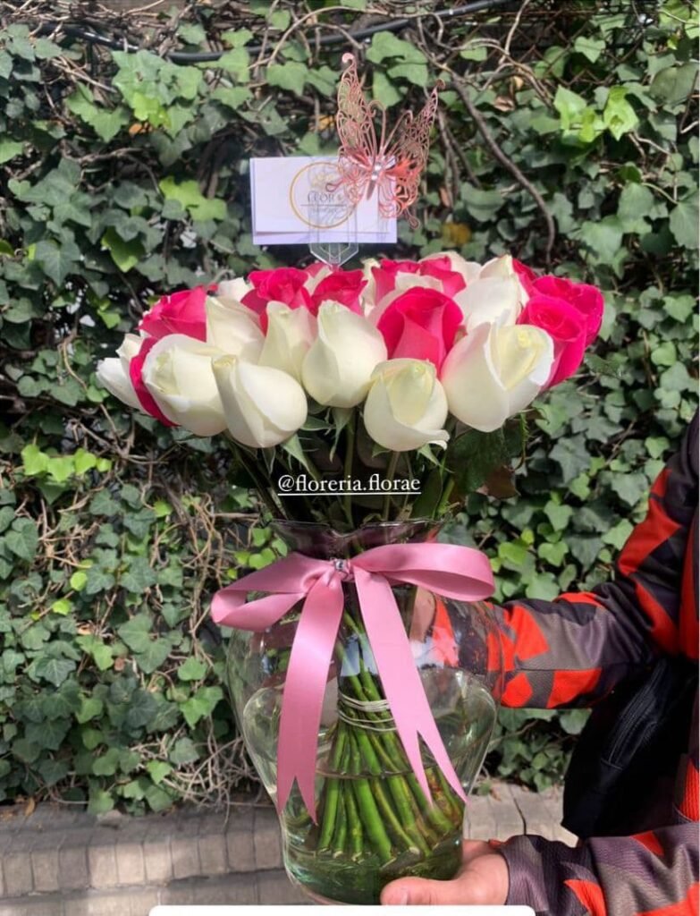 jarron de 50 rosas blancas con fiusha