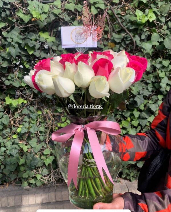 jarron de 50 rosas blancas con fiusha
