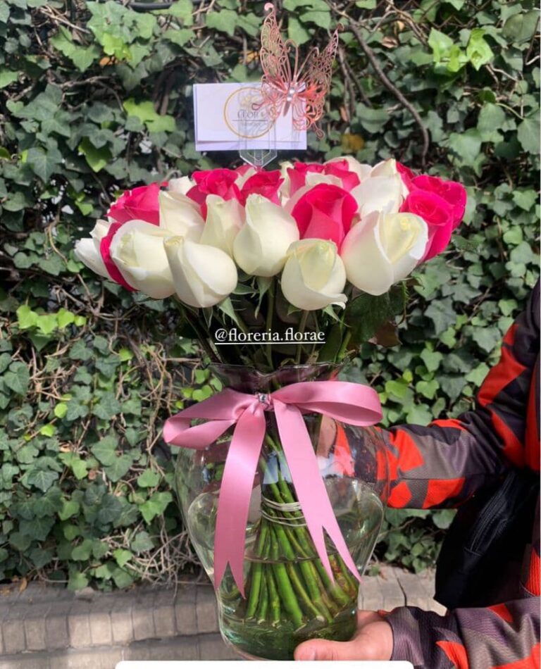 jarron de 50 rosas blancas con fiusha