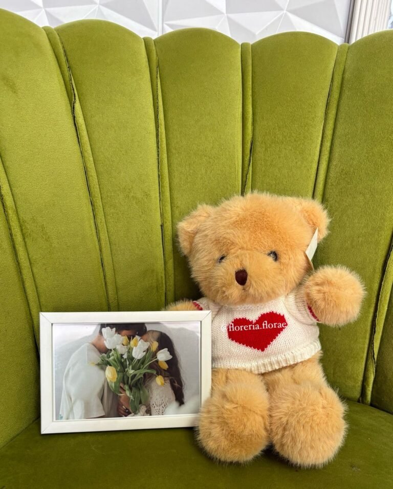 oso de peluche con sueter corazon y porta retratos con foto 4 x 6 pulgadas