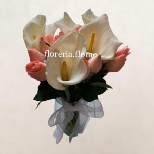 jarron de alcatraces con rosas