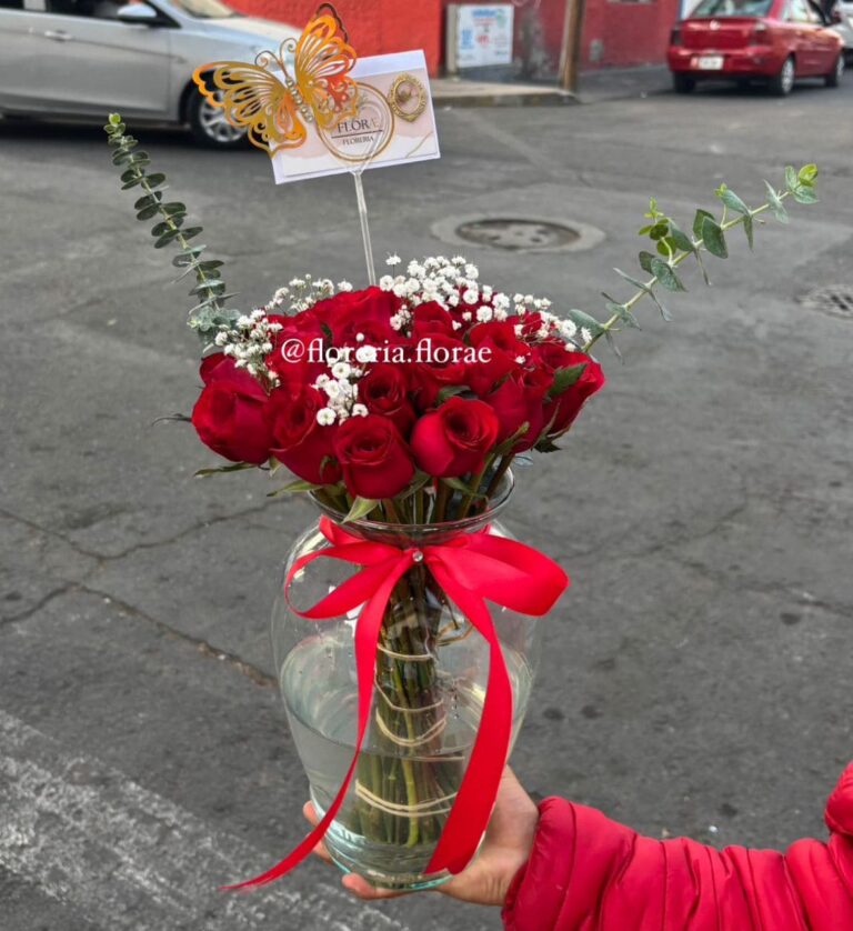 jarron con 24 rosas rojas