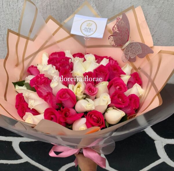 ramo 50 rosas fiushas con blancas