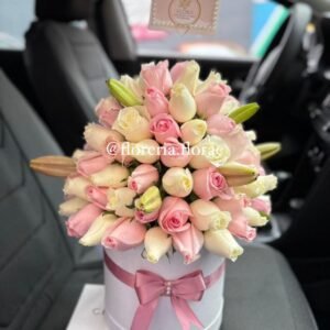 caja tipo hongo con 60 rosas