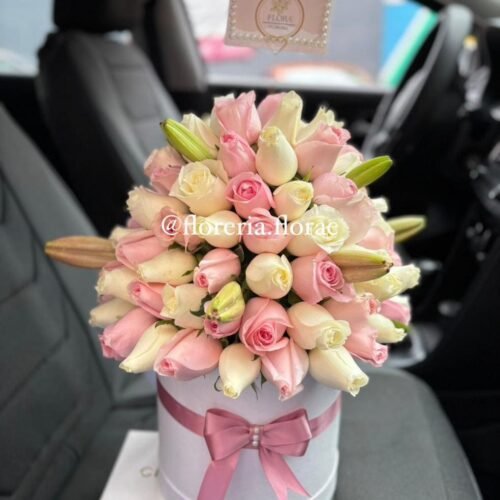 caja tipo hongo con 60 rosas