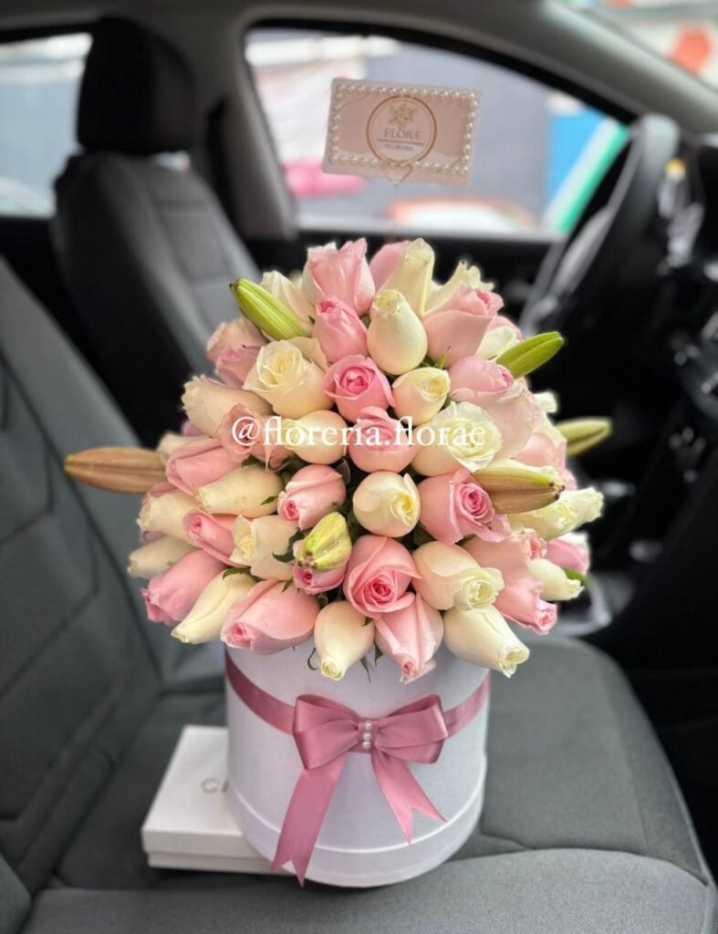 caja tipo hongo con 60 rosas