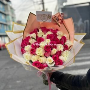 ramo 50 rosas combinadas blancas con fiusha
