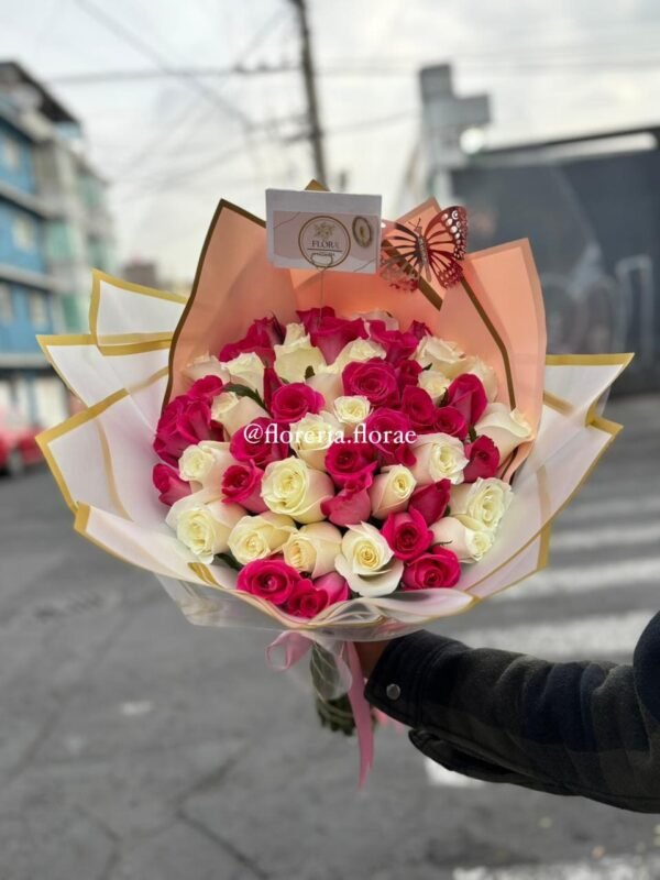 ramo 50 rosas combinadas blancas con fiusha