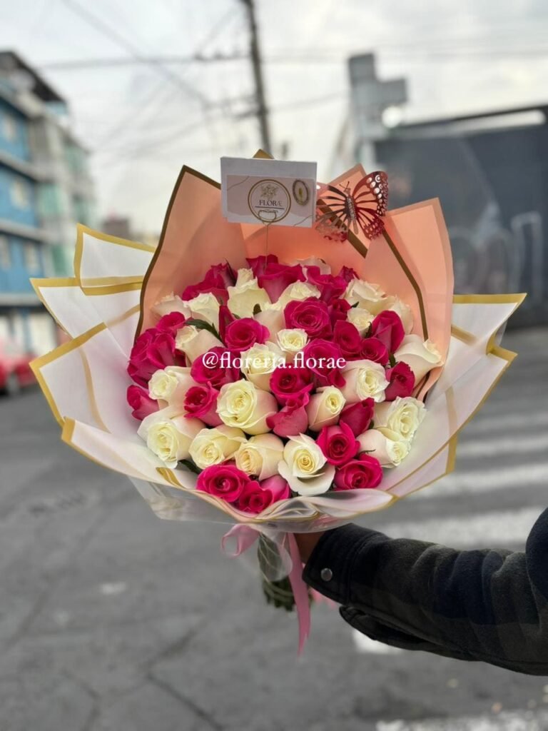 ramo 50 rosas combinadas blancas con fiusha