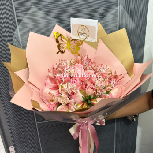 ramo de 24 rosas con astromelias