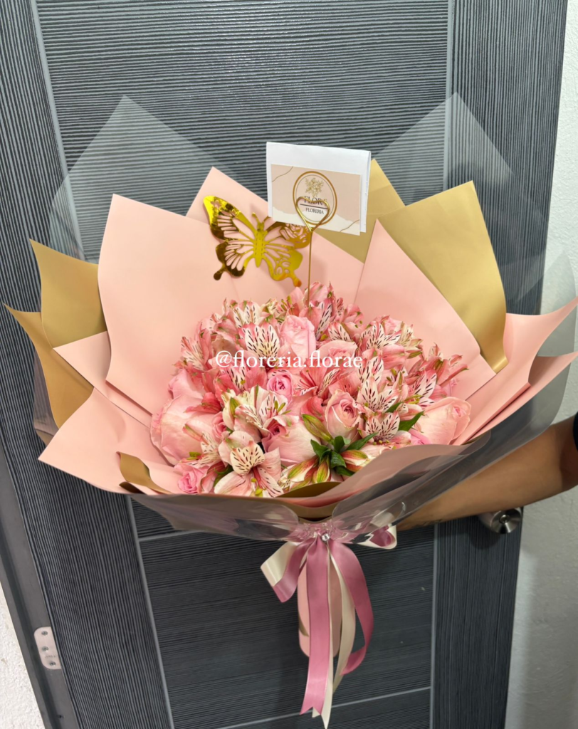 ramo de 24 rosas con astromelias