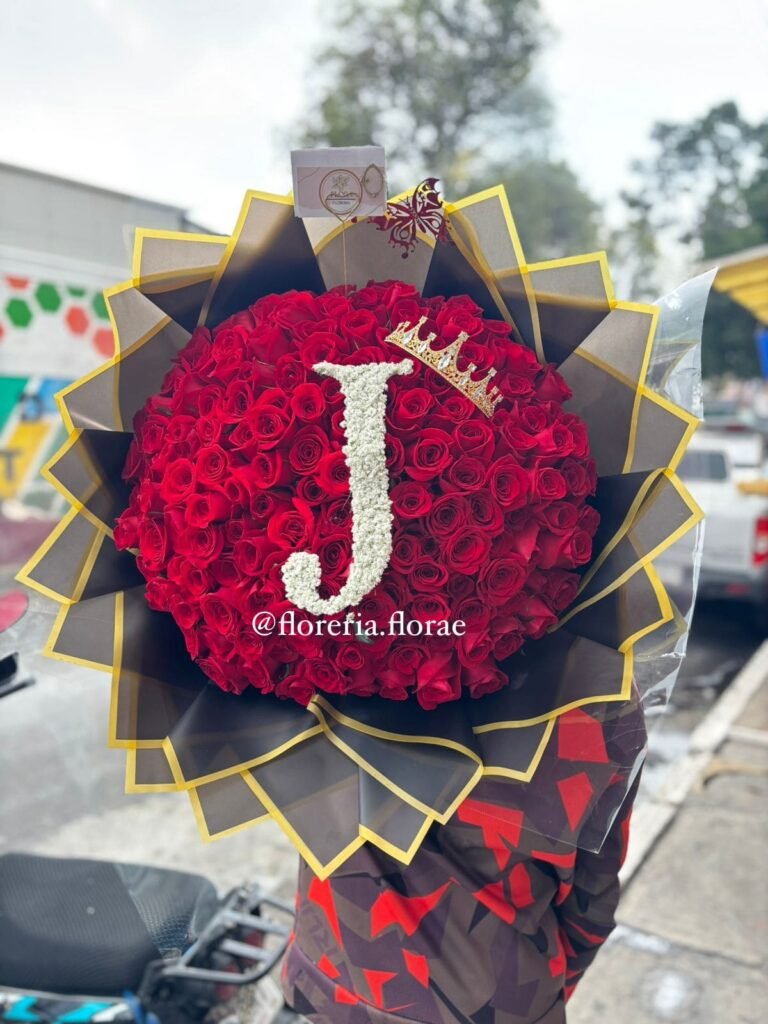 ramo buchon rosas rojas con inicial y corona