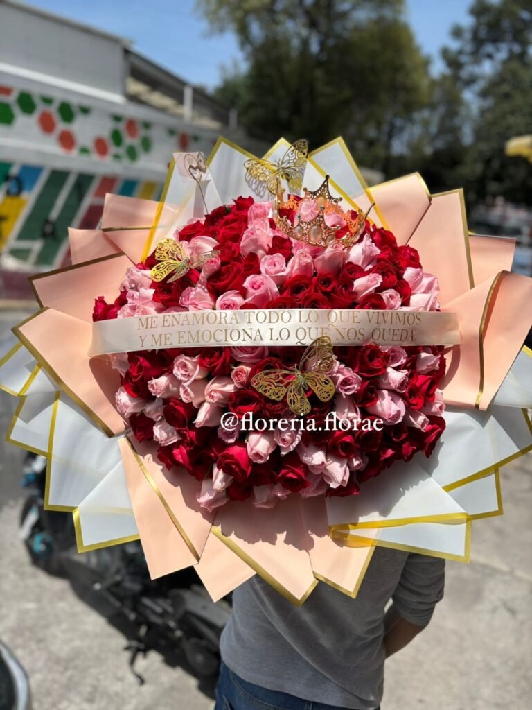 ramo 150 rosas combinadas con liston y corona