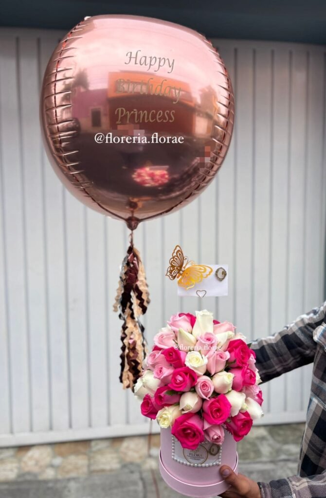 caja de rosas con globo de helio