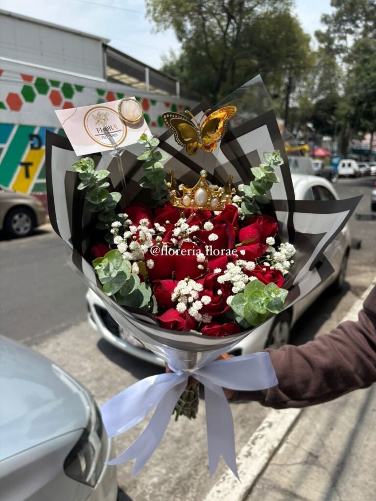 ramo 18 rosas + flor nube, dolar y corona
