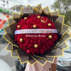ramo de 100 rosas con chocolates y liston