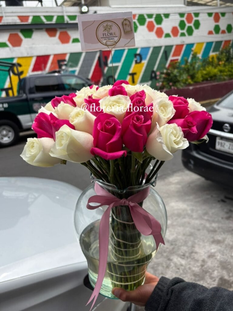 jarron con 50 rosas combinadas