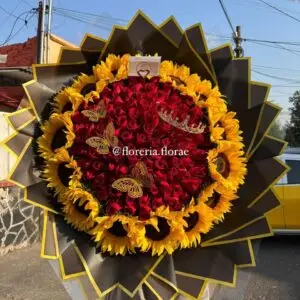 ramo de 100 rosas con girasoles alrededor