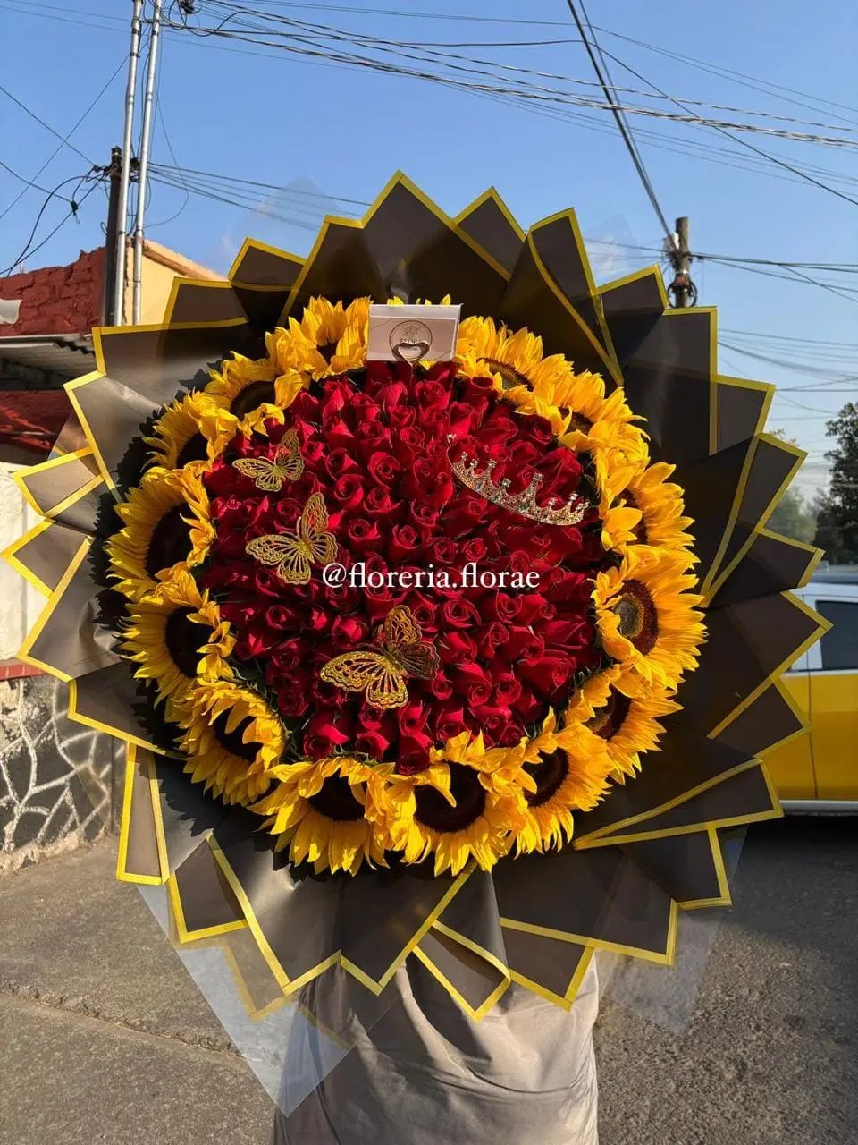 ramo de 100 rosas con girasoles alrededor