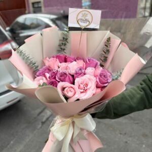 Ramo de 24 rosas combinadas (moradas/ rosas) +Follaje dólar