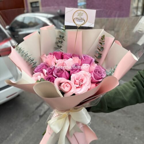 Ramo de 24 rosas combinadas (moradas/ rosas) +Follaje dólar