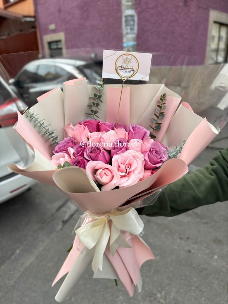 Ramo de 24 rosas combinadas (moradas/ rosas) +Follaje dólar