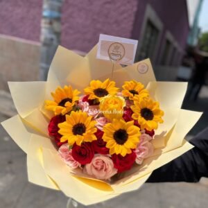 Ramo de 24 rosas combinadas (rojas / rosas) + 1 rosa amarilla + Girasoles Mini